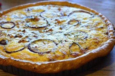 Peynirli ve mantarlı pizza.