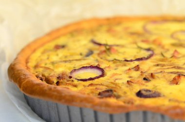 Kiraz domatesli, taze otlu ve peynirli tuzlu kiş keki.