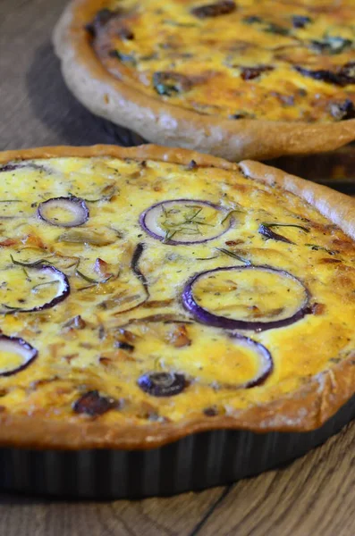 Salziger Quiche Kuchen Gebacken Mit Kirschtomaten Frischen Kräutern Und Käse — Stockfoto