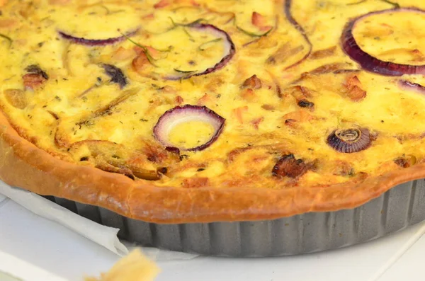 Salziger Quiche Kuchen Gebacken Mit Kirschtomaten Frischen Kräutern Und Käse — Stockfoto