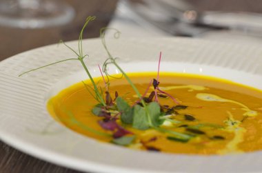 Sağlıklı kremalı sarı balkabağı çorbası otlu, restoranın arka planı öğle yemeği taze menü. 