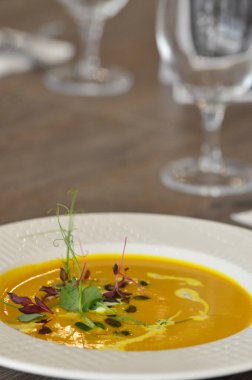 Sağlıklı kremalı sarı balkabağı çorbası otlu, restoranın arka planı öğle yemeği taze menü. 