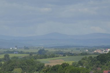 Arkasında bir dağ olan güzel bir manzara.