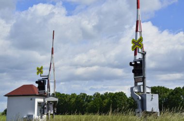 Kozmouse, Opava, Çek, 28 Mayıs 2022: Demiryolu geçiş kapısı dik konumda araç trafiğine izin veriyor.