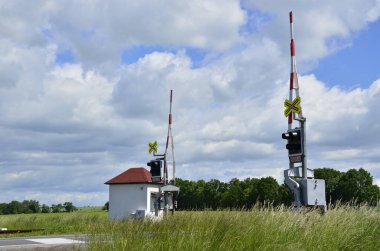 Kozmouse, Opava, Çek, 28 Mayıs 2022: Demiryolu geçiş kapısı dik konumda araç trafiğine izin veriyor.