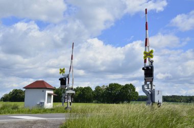 Kozmouse, Opava, Çek, 28 Mayıs 2022: Demiryolu geçiş kapısı dik konumda araç trafiğine izin veriyor.