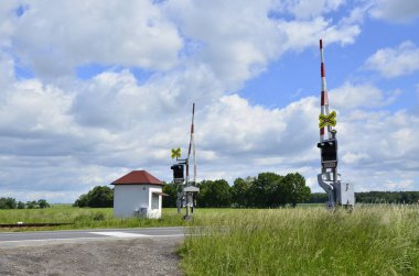 Kozmouse, Opava, Çek, 28 Mayıs 2022: Demiryolu geçiş kapısı dik konumda araç trafiğine izin veriyor.