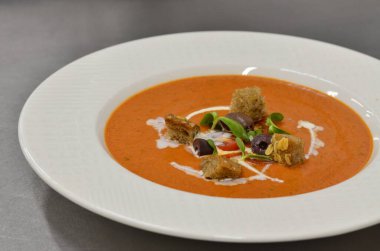 Soğuk Gazpacho Çorbası. Crouton Bread Gaspacho 'lu İspanyol püresi. Geleneksel Yemek.