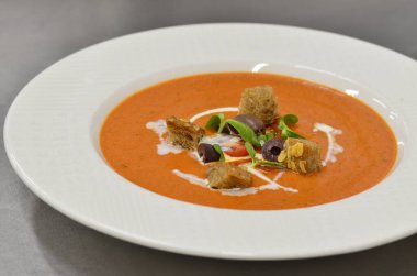 Soğuk Gazpacho Çorbası. Crouton Bread Gaspacho 'lu İspanyol püresi. Geleneksel Yemek.