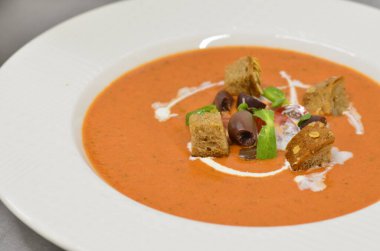 Soğuk Gazpacho Çorbası. Crouton Bread Gaspacho 'lu İspanyol püresi. Geleneksel Yemek.