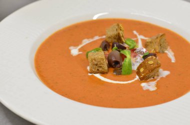 Soğuk Gazpacho Çorbası. Crouton Bread Gaspacho 'lu İspanyol püresi. Geleneksel Yemek.