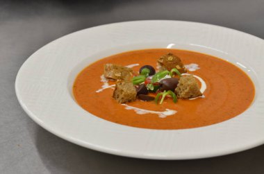 Soğuk Gazpacho Çorbası. Crouton Bread Gaspacho 'lu İspanyol püresi. Geleneksel Yemek.