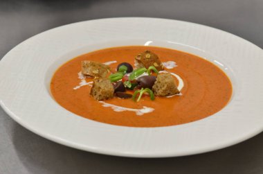 Soğuk Gazpacho Çorbası. Crouton Bread Gaspacho 'lu İspanyol püresi. Geleneksel Yemek.