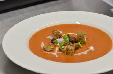 Soğuk Gazpacho Çorbası. Crouton Bread Gaspacho 'lu İspanyol püresi. Geleneksel Yemek.