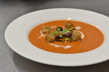 Soğuk Gazpacho Çorbası. Crouton Bread Gaspacho 'lu İspanyol püresi. Geleneksel Yemek.