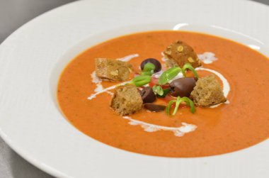 Soğuk Gazpacho Çorbası. Crouton Bread Gaspacho 'lu İspanyol püresi. Geleneksel Yemek.