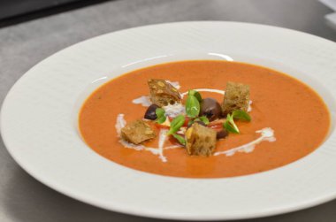 Soğuk Gazpacho Çorbası. Crouton Bread Gaspacho 'lu İspanyol püresi. Geleneksel Yemek.