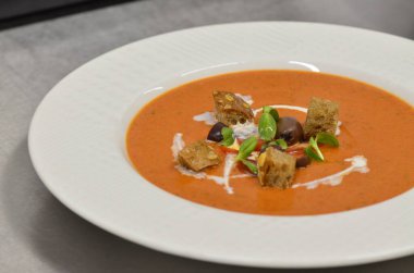 Soğuk Gazpacho Çorbası. Crouton Bread Gaspacho 'lu İspanyol püresi. Geleneksel Yemek.