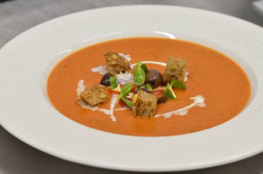 Soğuk Gazpacho Çorbası. Crouton Bread Gaspacho 'lu İspanyol püresi. Geleneksel Yemek.