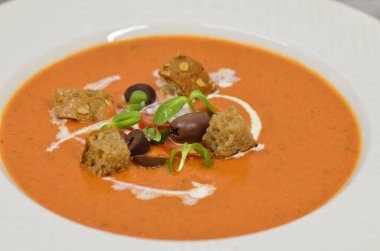 Soğuk Gazpacho Çorbası. Crouton Bread Gaspacho 'lu İspanyol püresi. Geleneksel Yemek.