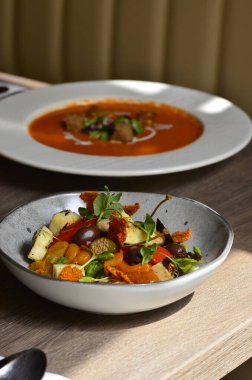 Restoran geçmişi, sağlıklı bir tabakta servis edilen menü ve soğuk biber sosu Akdeniz usulü.