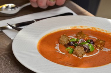 Soğuk Gazpacho Çorbası. Crouton Bread Gaspacho 'lu İspanyol püresi. Geleneksel Yemek.