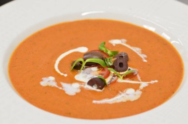 Soğuk Gazpacho Çorbası. Crouton Bread Gaspacho 'lu İspanyol püresi. Geleneksel Yemek.
