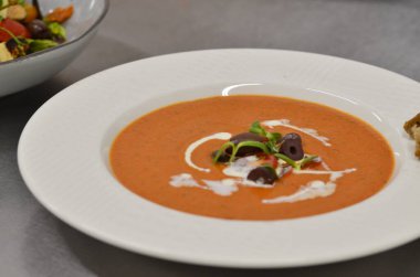 Soğuk Gazpacho Çorbası. Crouton Bread Gaspacho 'lu İspanyol püresi. Geleneksel Yemek.