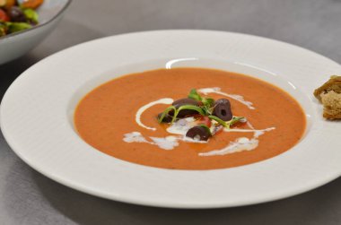 Soğuk Gazpacho Çorbası. Crouton Bread Gaspacho 'lu İspanyol püresi. Geleneksel Yemek.