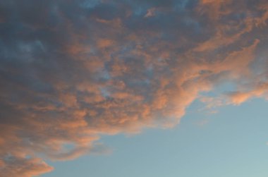 Gün batımında renkli bulutlu bir gökyüzü. Rengi değişmiş. Gökyüzü dokusu, soyut doğa arkaplanı