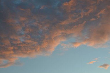 Gün batımında renkli bulutlu bir gökyüzü. Rengi değişmiş. Gökyüzü dokusu, soyut doğa arkaplanı