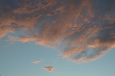 Gün batımında renkli bulutlu bir gökyüzü. Rengi değişmiş. Gökyüzü dokusu, soyut doğa arkaplanı