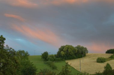 Gün batımında renkli bulutlu bir gökyüzü. Rengi değişmiş. Gökyüzü dokusu, soyut doğa arkaplanı