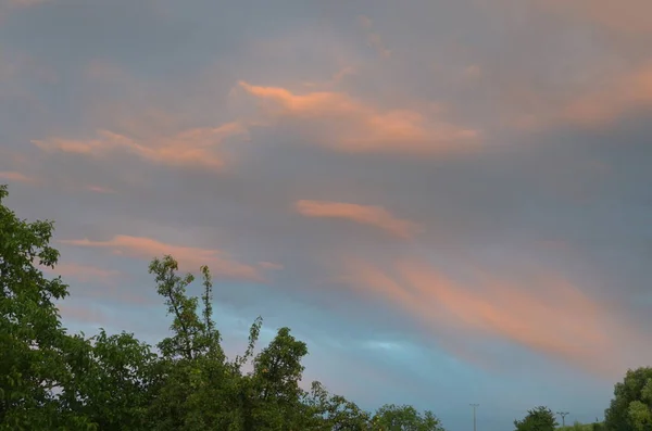 日落时多彩的云天 色彩艳丽 天空纹理 抽象的自然背景 — 图库照片