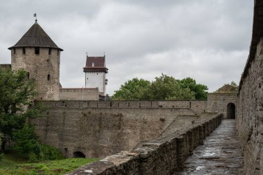 Ivangorod Forteress 'in duvarlarından Narva Kalesi' ne bakın. Invangorod, Rusya