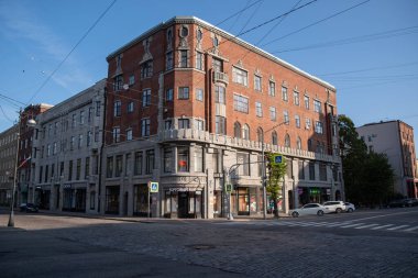 Vyborg, Rusya - 29 Ağustos 2021 Vyborg caddesindeki Fin modern tarzı bina.