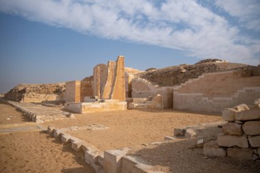 Saqqara 'daki Djoser Piramidi' nin etrafındaki tapınak, Mısır 'daki Saqara mezarlığında arkeolojik bir kalıntı.