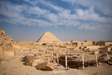 Mısır 'ın Saqara mezarlığında arkeolojik bir kalıntı olan Unas piramidinden Djoser' in Saqqara 'daki piramidine bakın