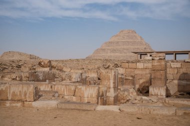 Mısır 'ın Saqara mezarlığında arkeolojik bir kalıntı olan Unas piramidinden Djoser' in Saqqara 'daki piramidine bakın