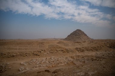 Djoser Piramidi yakınlarındaki harabelerden Kullanıcı Piramidine bak. Mısır 'daki Saqqara mezarlığında arkeolojik kalmalar