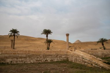 Saqqara 'daki Djoser Piramidine, Mısır' ın Saqara kentindeki arkeolojik alan olan Saqara nekropolüne girdikten sonra bakın