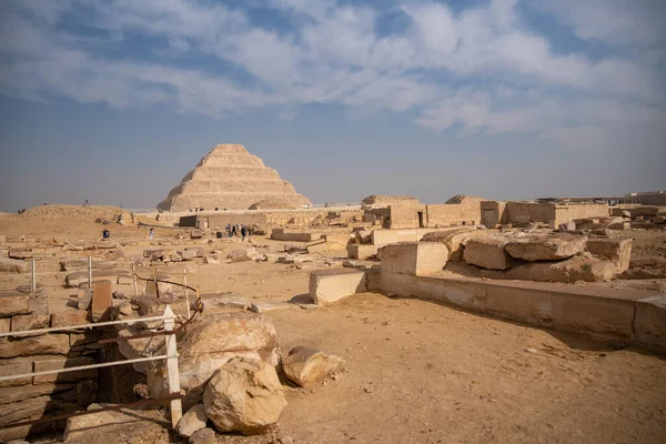 Mısır 'ın Saqara mezarlığında arkeolojik bir kalıntı olan Unas piramidinden Djoser' in Saqqara 'daki piramidine bakın