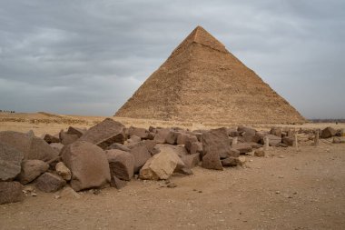Khafre Piramidi (ayrıca Khafra, Khefren olarak da bilinir), Eski Mısır Giza Piramitleri 'nin en uzun ikinci ve en büyük piramididir.)