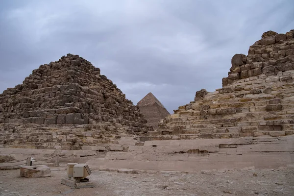 Ruínas Pirâmide Pequena Rainha Henutsen Com Pirâmides Khafre Fundo Planalto — Fotografia de Stock