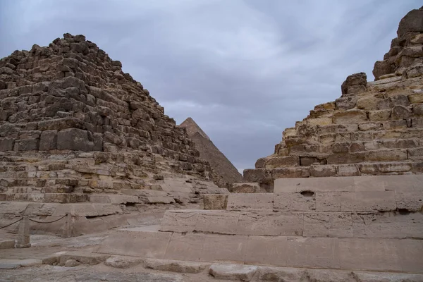 Ruïnes Van Kleine Piramide Van Koningin Henutsen Met Khafre Piramides — Stockfoto