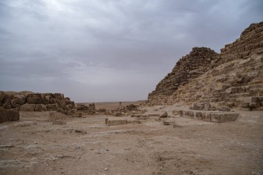 Cheops Piramidi yakınlarındaki Kraliçe Henutsen 'in küçük piramidinin kalıntıları. Giza Platosu, Mısır. UNESCO Dünya Mirası