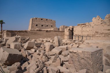 Luxor 'daki Antik Karnak Tapınağı Mısır' ı Mahvetti. Karnak Tapınağı 'ndaki duvarlar, dikilitaş ve heykeller. Amon-Ra Tapınağı