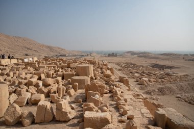 Kraliçe Hatshepsut morg tapınağı ve Nil Nehri 'nin batı kıyısındaki kızıl uçurumlar..