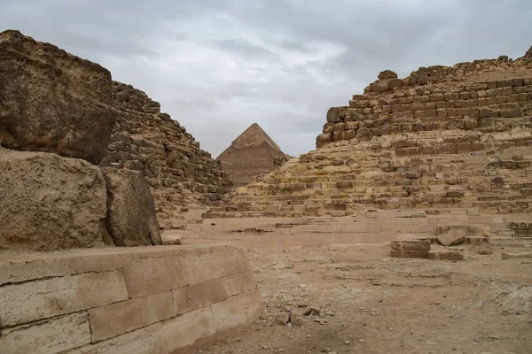 Ruines Petite Pyramide Reine Henutsen Avec Des Pyramides Khafre Arrière — Photo