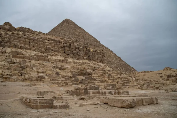 Ruinen Der Kleinen Pyramide Der Königin Henutsen Mit Cheops Pyramide — Stockfoto
